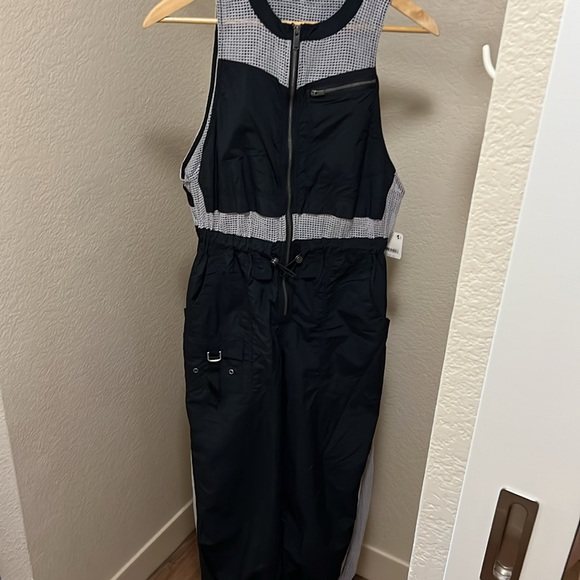 FP Movement Inhale Onesie
NWT
FP Movement by Free People. A482 - Picture 3 of 8